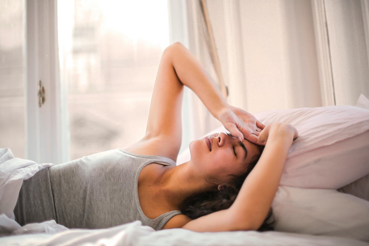 Femme essayant de mieux dormir au printemps © Pexels - Andrea Piacquadio