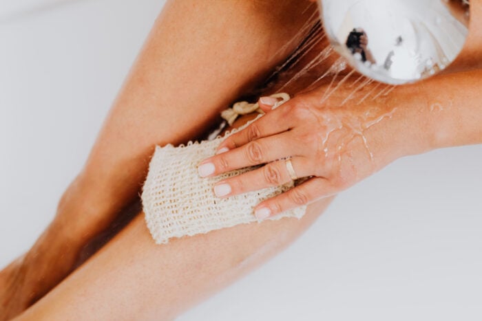 Douche tiède ou fraîche sur les jambes pour soulager les fourmillements © Pexels / Karola G