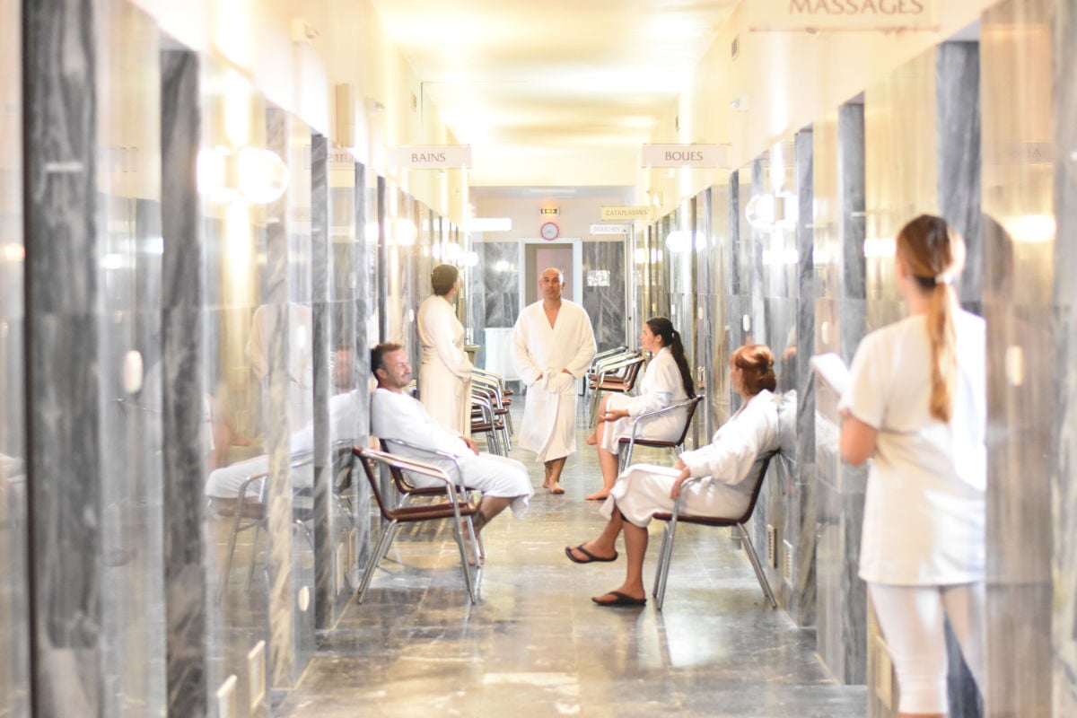 couloir attente curistes avant soins aux thermes de capvern les bains