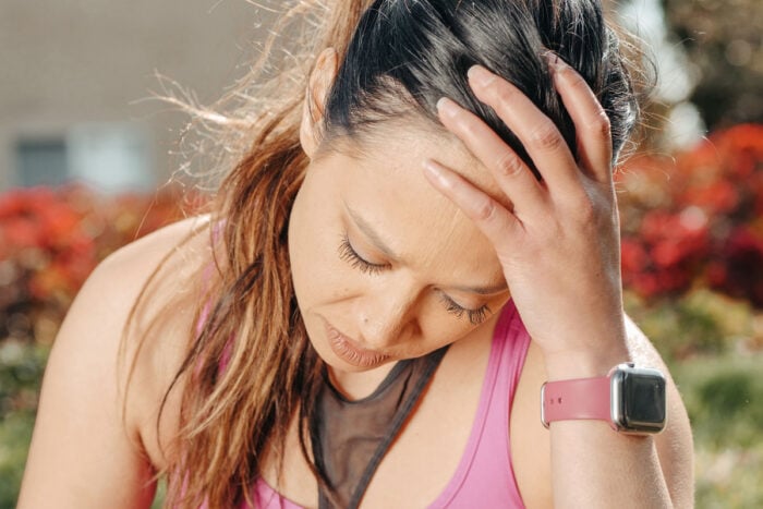 Femme souffrant de maux de tête, l'un des premiers signes de déshydratation en cas de fortes chaleurs © Pexels - Kindel Media