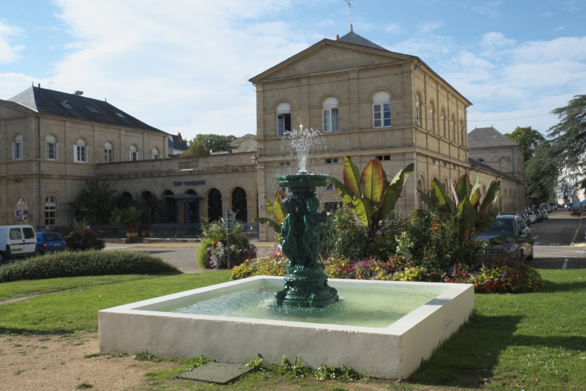 Façade des thermes de Néris-les-Bains, dans l'Allier, septembre 2022 © Wikimedia - GFreihalter