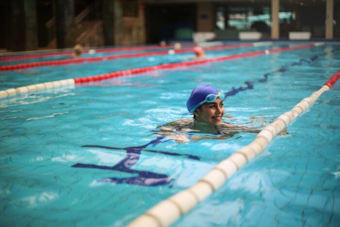 Femme pratiquant la natation en piscine pour lutter contre la fatigue de la rentrée © Andrea Piacquadio - Pexels