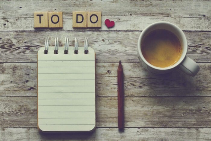 to-do list et café pour illustrer la charge mentale de la rentrée ©Michaela St - Pexels