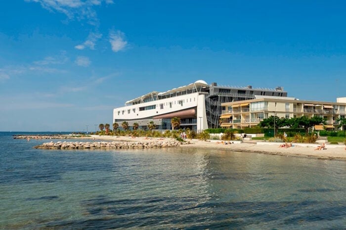 Les Thermes de Balaruc-les-Bains permettent de suivre une cure thermale en bord de mer
