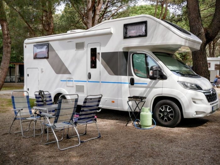 Camping-car sur un emplacement de camping pour une cure thermale de trois semaines