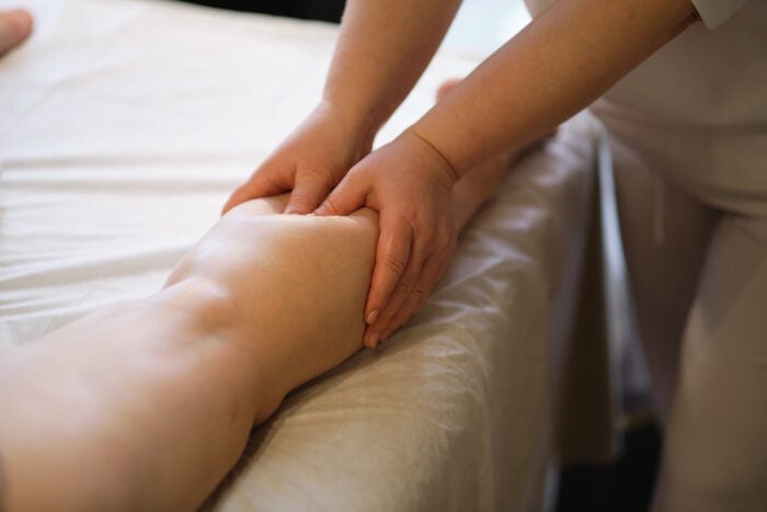 Drainage lymphatique manuel pour soulager le lymphoedème lors d'une cure phlébologie ©Adobe Stock