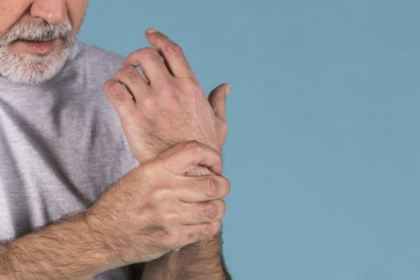 homme avec douleur main polyarthrite rhumatoïde