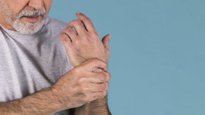 homme avec douleur main polyarthrite rhumatoïde