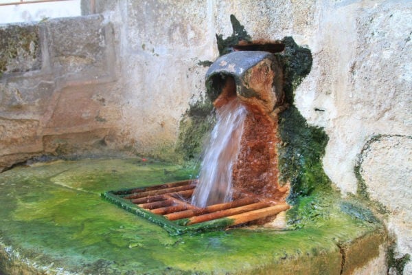 source chaude image d'illustration pour article sur les eaux thermales chaudes