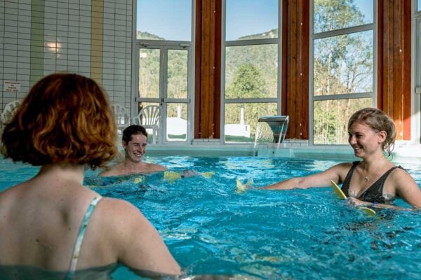 3 personnes dans la piscine aux Thermes d'Aulus-les-Bains