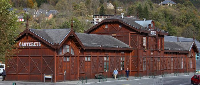 Cure thermale Cauterets - Façade originale de la gare routière