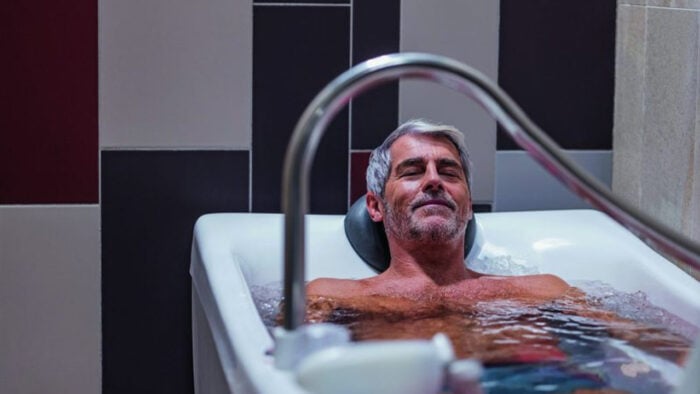 Homme en cure liberté rhumatologie aux thermes de Bagnères-de-Luchon