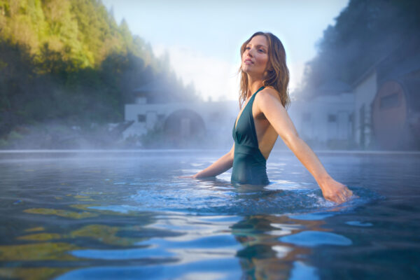 Femme en maillot de bain dans l'eau au spa de saint gervais les bains