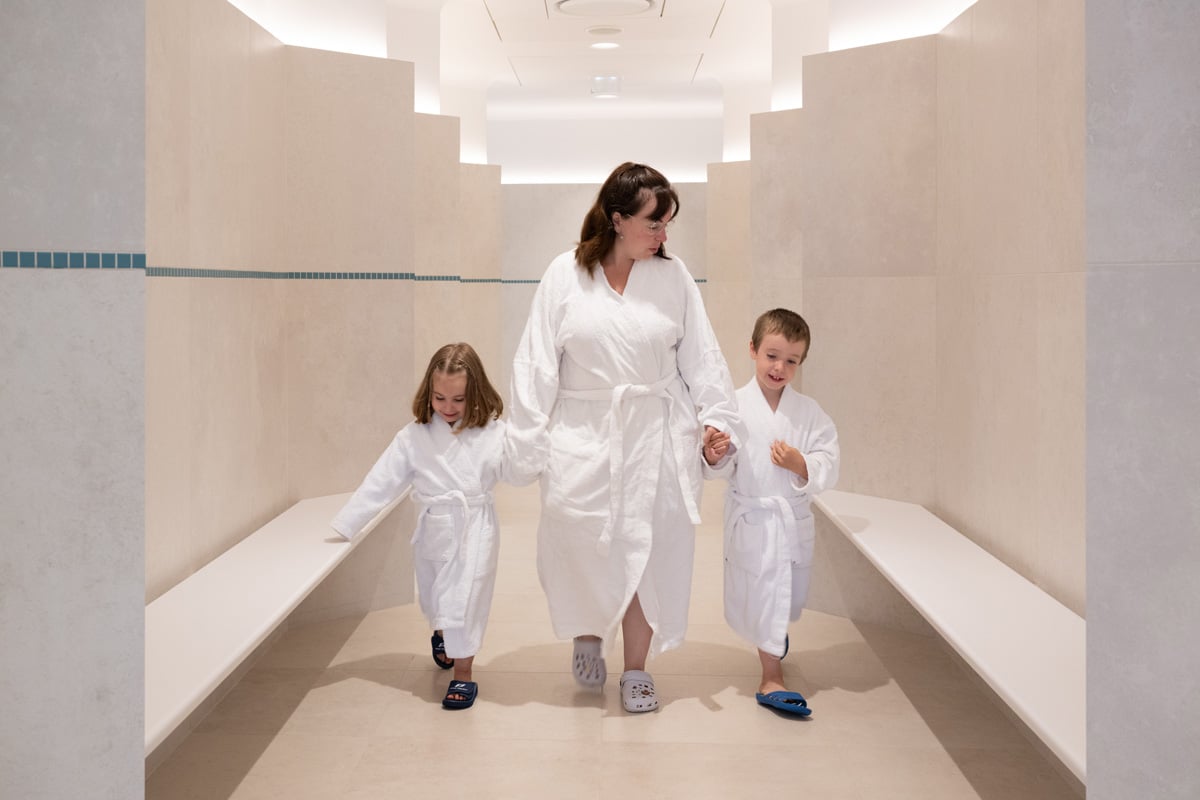 Lips-Photographie Centre thermal Roche-Posay - maman curiste avec enfants pendant cure thermale dermatologie