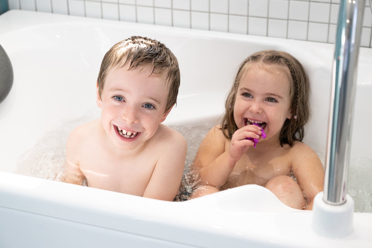 Lips-Photographie Centre thermal La Roche-Posay - deux enfants dans baignoire pendant cure dermatologie