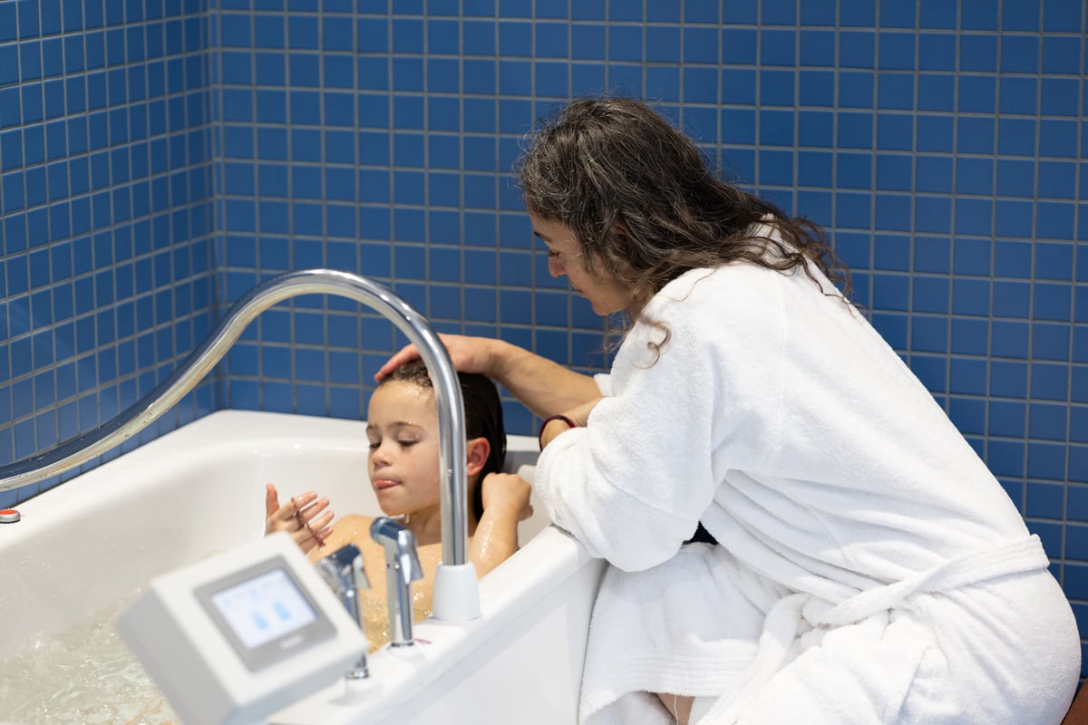 Lips-Photographie Centre thermal Roche-Posay curiste enfant dans bain pour cure thermale dermatologie