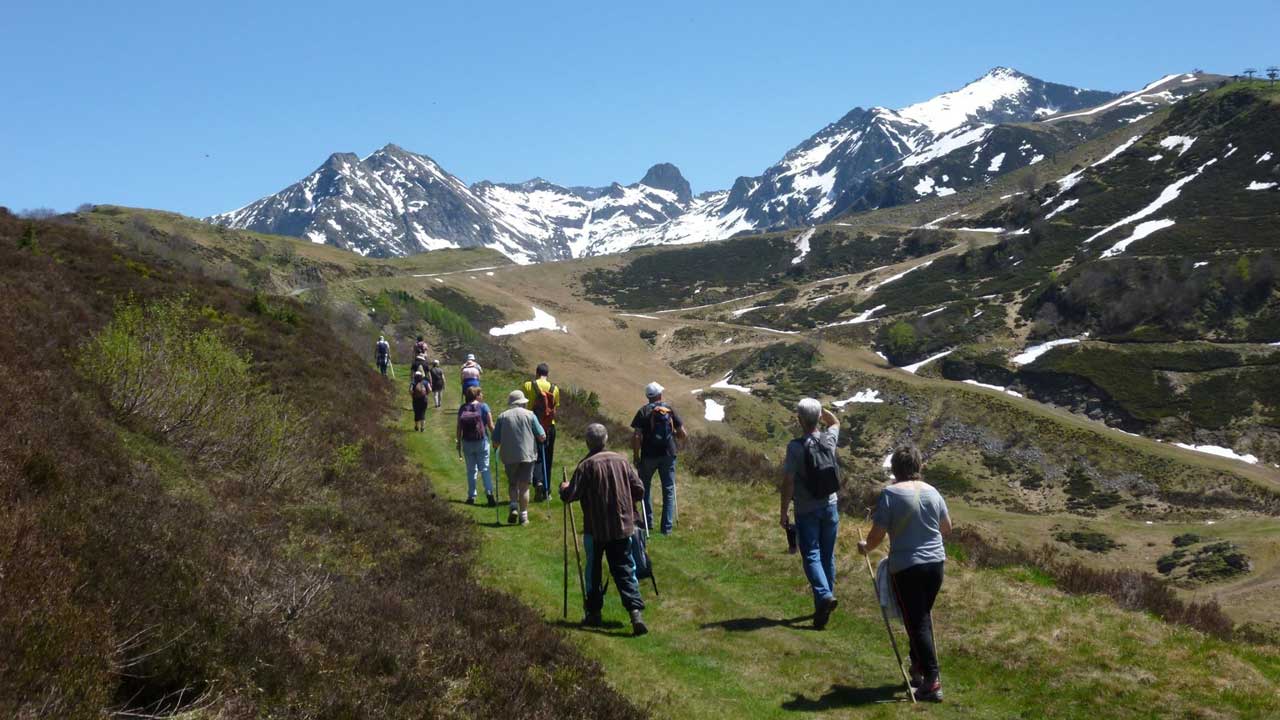 Groupe de personnes en train de randonner près des Thermes d'Aulus-les-Bains