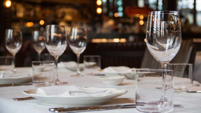 Table d'un restaurant à Barbotan-les-Thermes