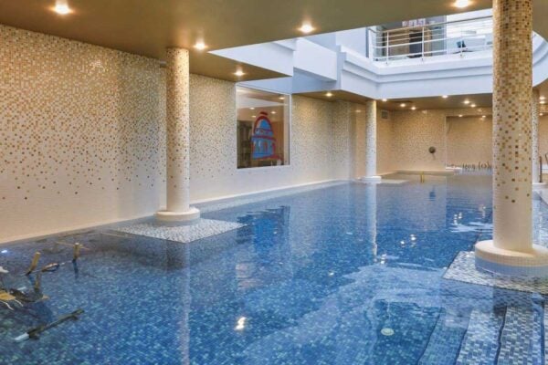 Bassin intérieur du spa Thermal de Contrexéville