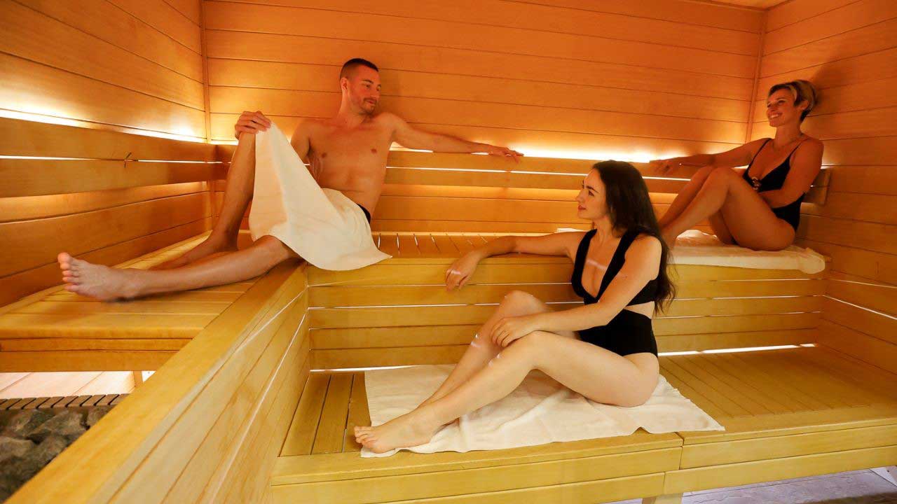 Couple au saune du spa Thermal de Contrexéville