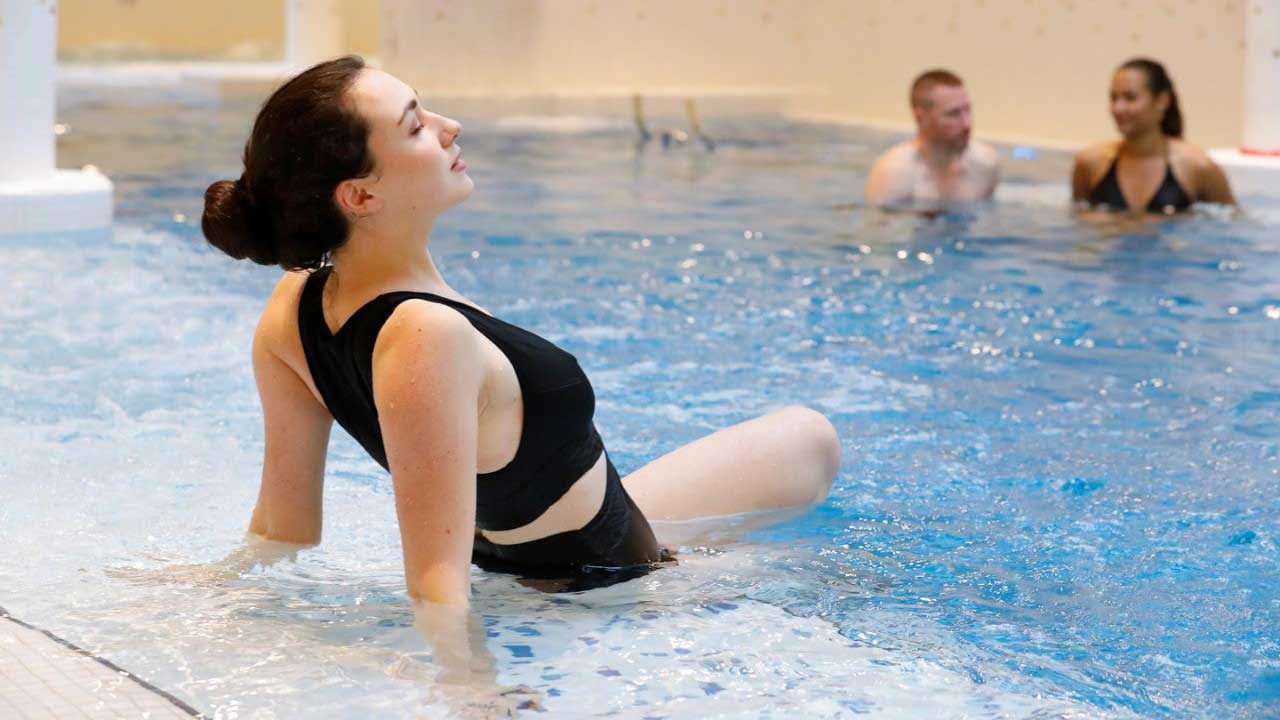 Couple dans le bassin intérieur du spa Thermal de Contrexéville