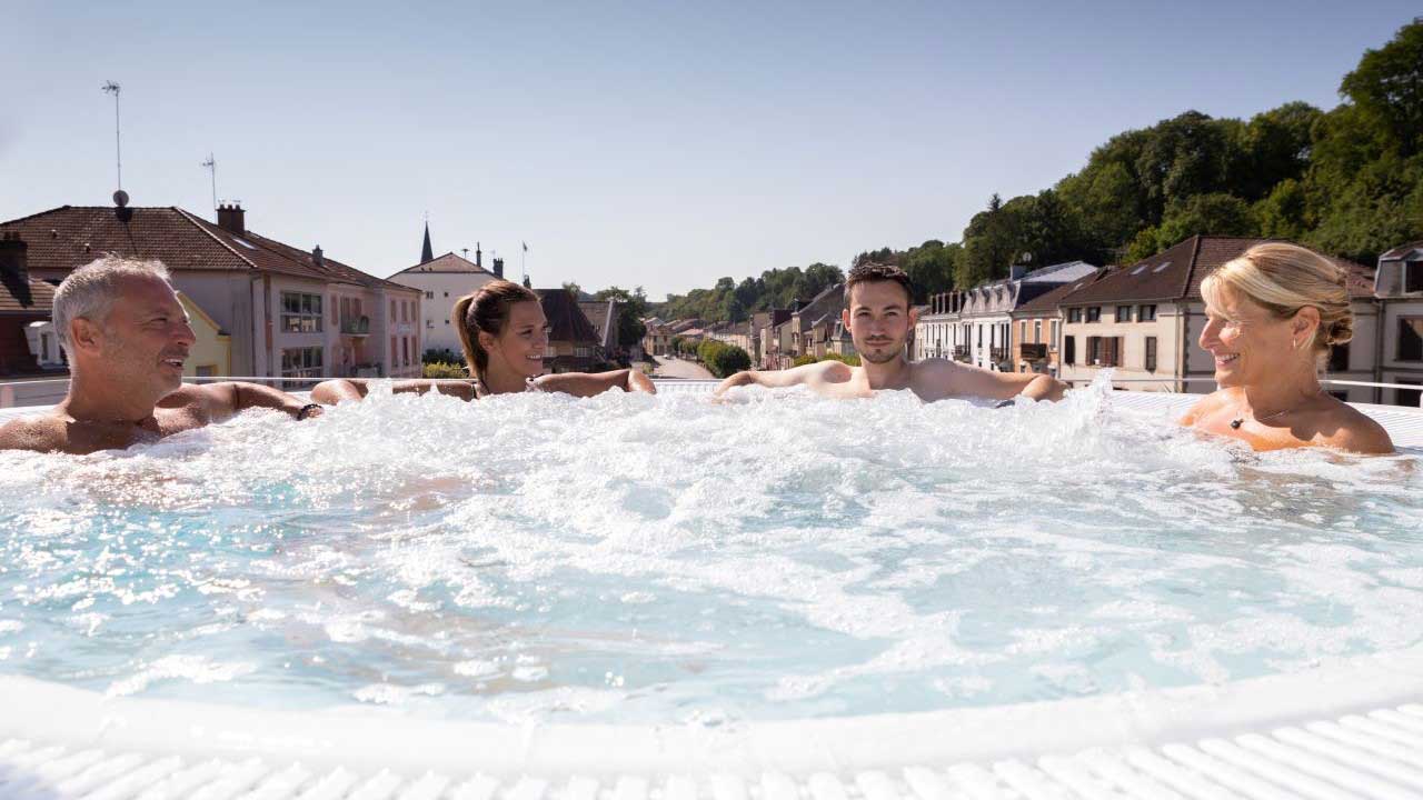 Bassihn extérieur du spa Thermal de Contrexéville