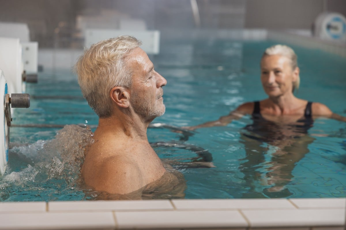 Thermes Amneville St Eloy- couple curiste dans bassin eau thermale