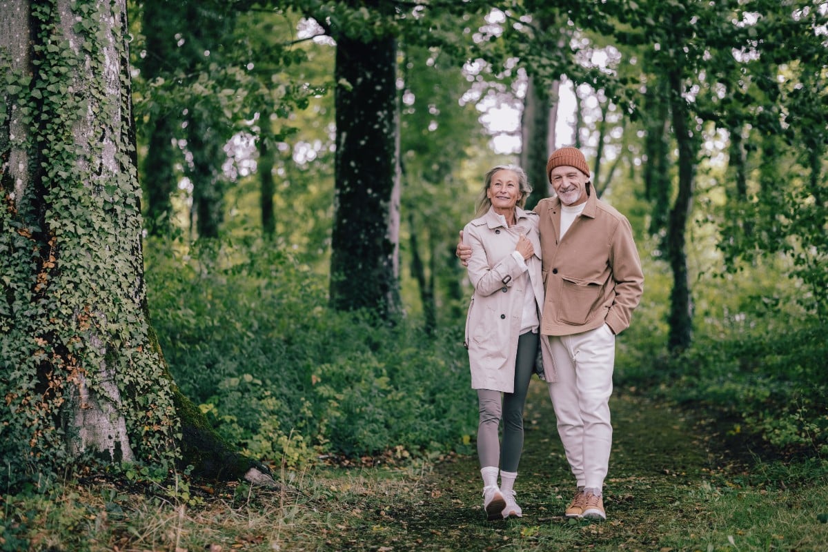 Thermes Amneville St Eloy- couple curiste promenade foret