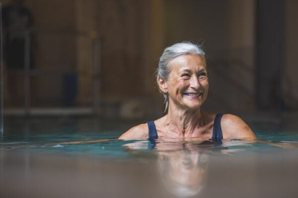 Thermes Amneville St Eloy- femme curiste piscine eau thermale
