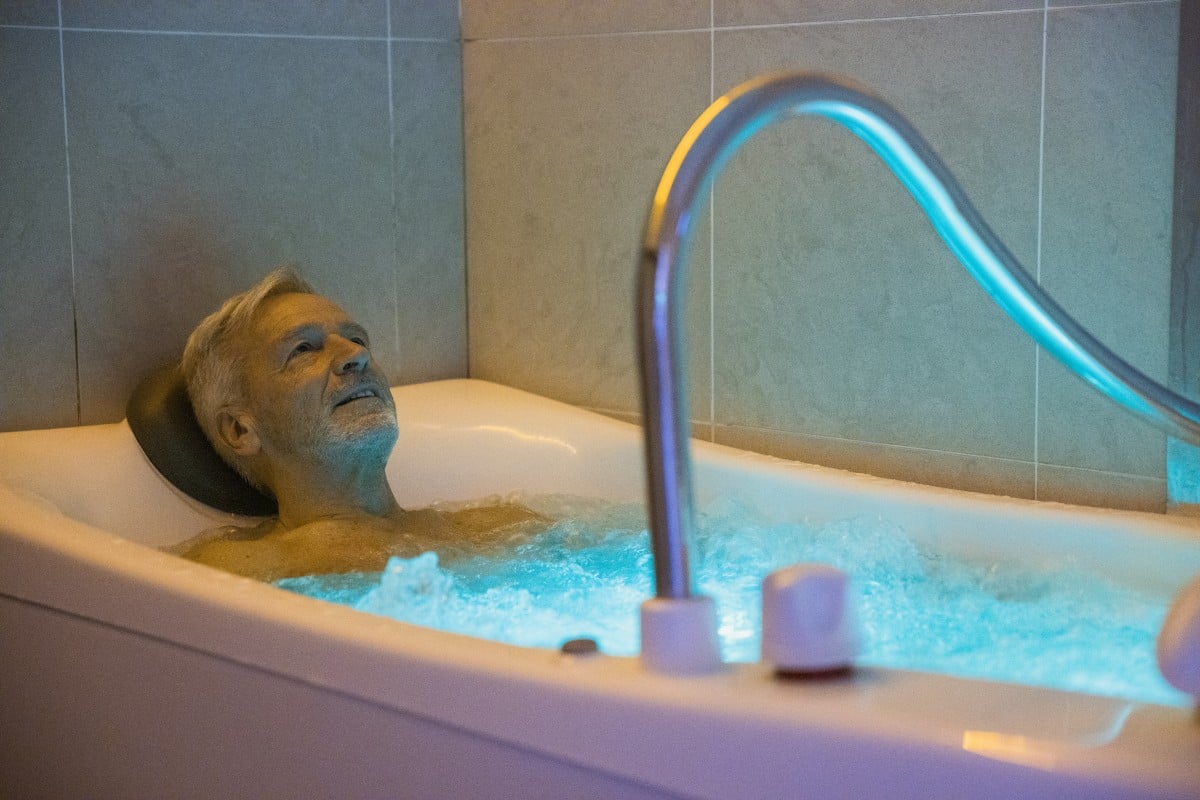 Thermes Amneville St Eloy- curiste homme dans baignoire eau thermale