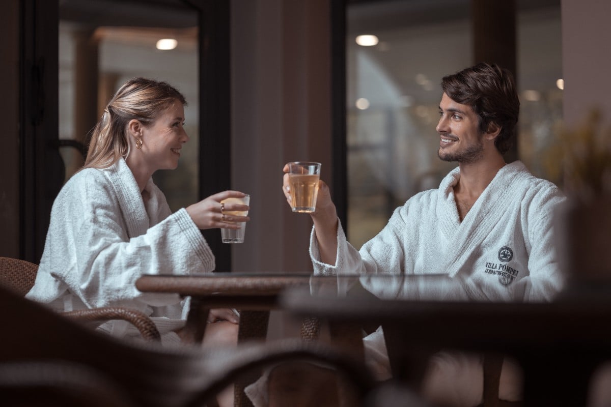 Couple pendant moment de détente après massage dans la tisanerie au spa thermal Villa Pompei Amnéville
