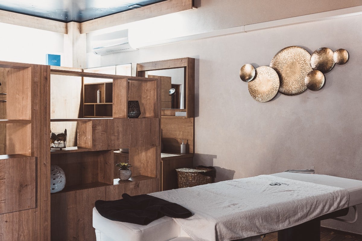 salle avec vue sur table de massage au spa thermal villa pompei aux thermes amnéville