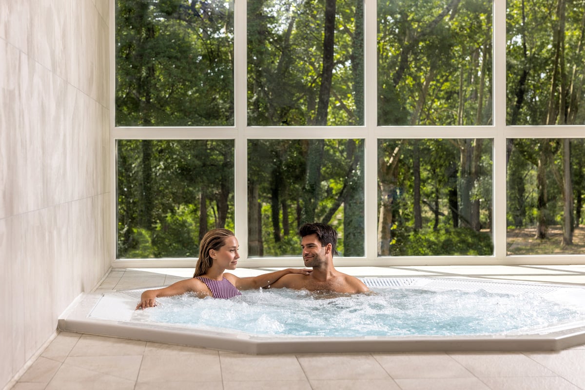 Thermes fumades spa thermal couple jaccuzzi avec fenetre