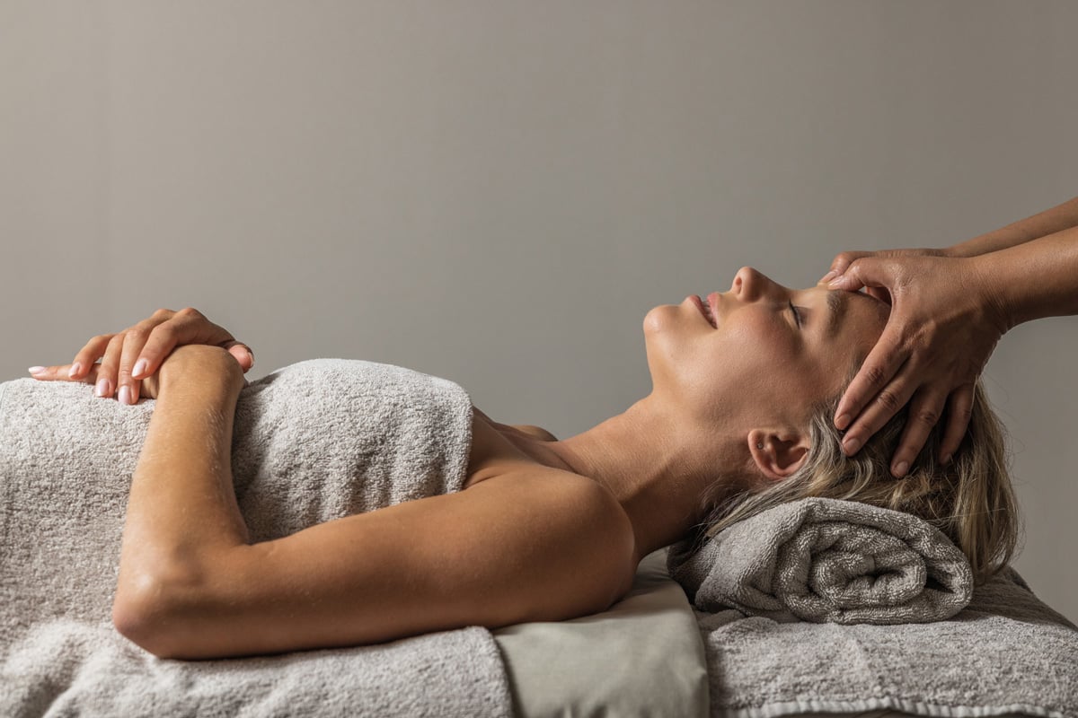 Thermes fumades spa femme massage de tete