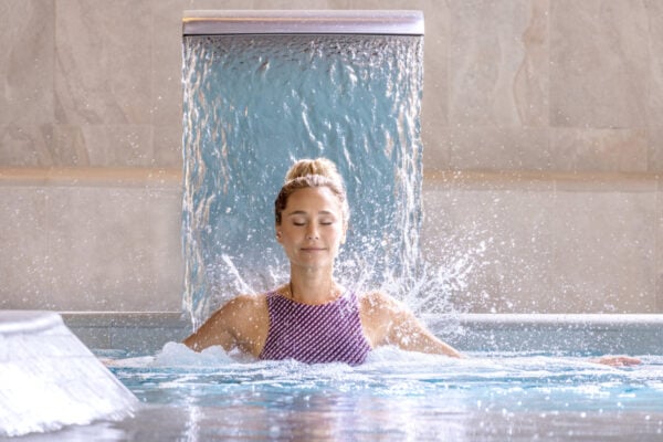 Thermes fumades thermoludique femme cascade