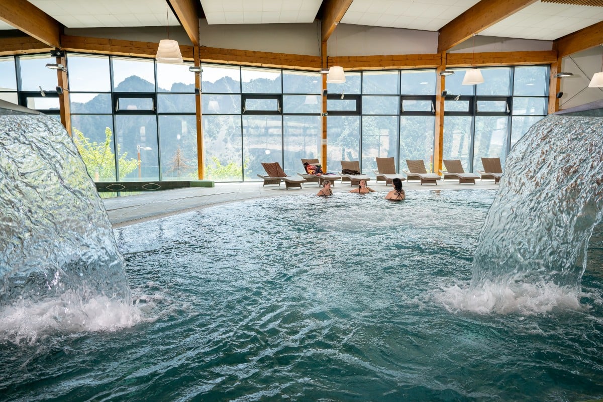 bassin thermal avec baie vitree sur montagnes thermes berthermont cote d'azur
