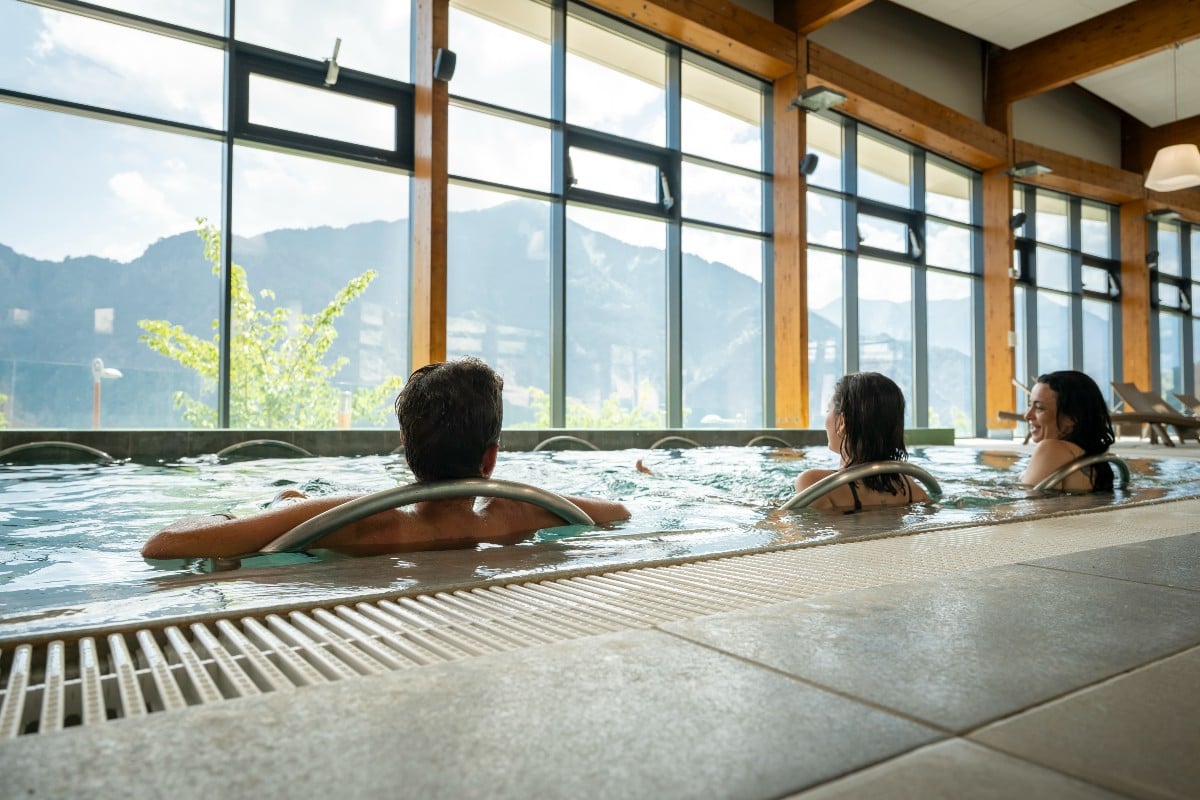 curiste dans bassin eau thermale thermes berthermont cote d'azur