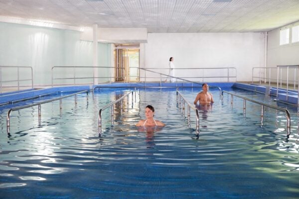 Curistes dans piscine de mobilisation des thermes Regina à Dax - Thermes Adour