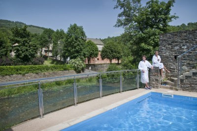 Cure thermale Bagnols-les-Bains - Des curistes profitent de la vue