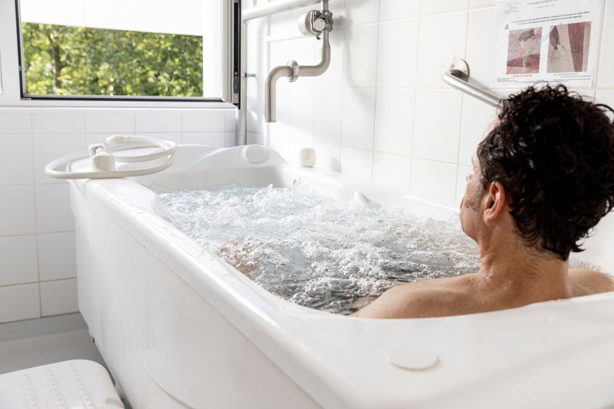 homme curiste dans baignoire individuelle pendant soin thermal aux thermes avene