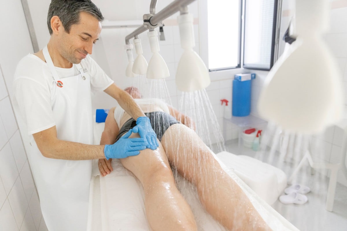 massage sous affusion homme cure thermale avene