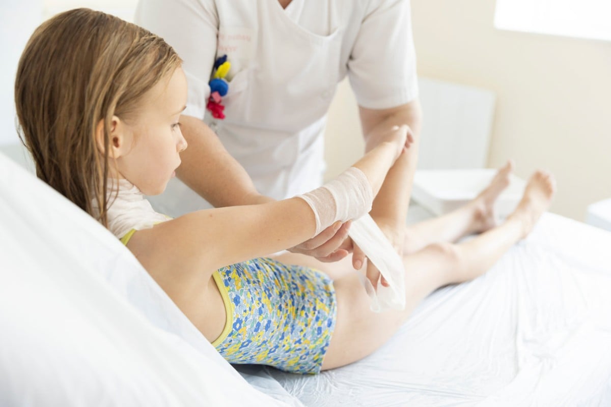 enfant pendant soin dermato avec bandage aux thermes d'avene