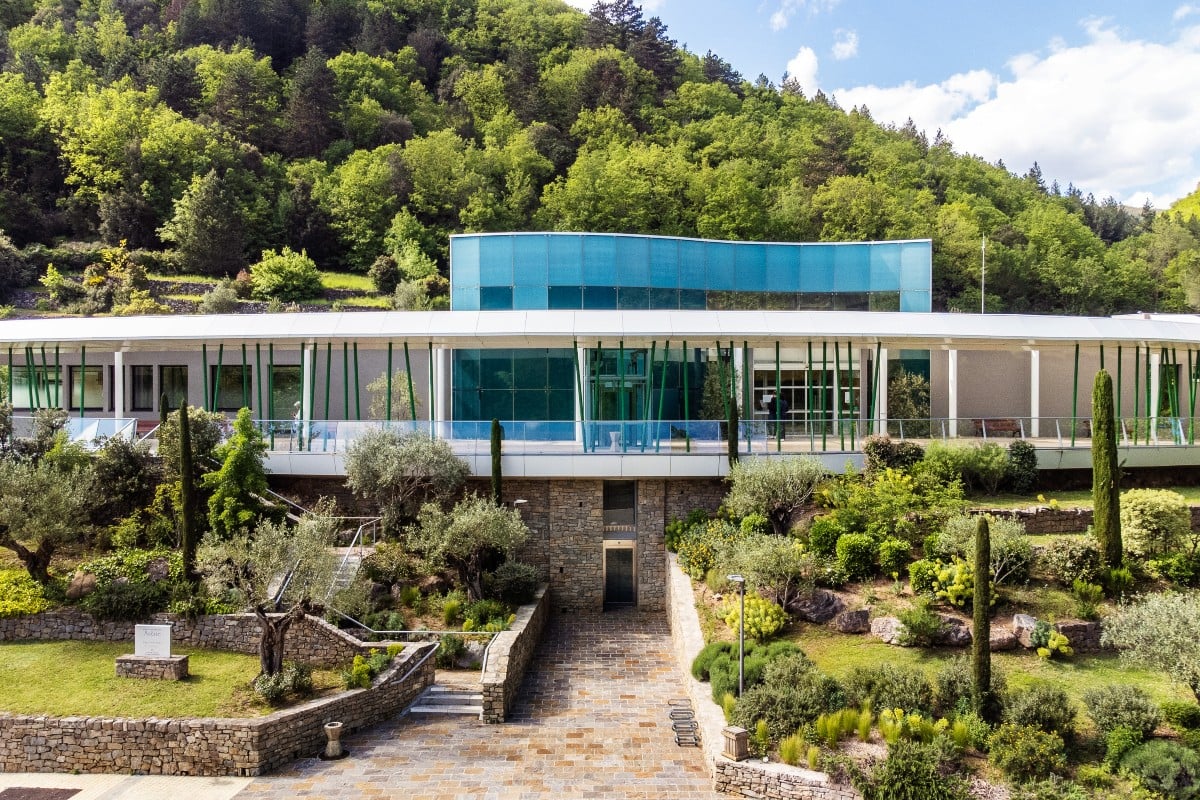 vue sur entrée des thermes d'avene