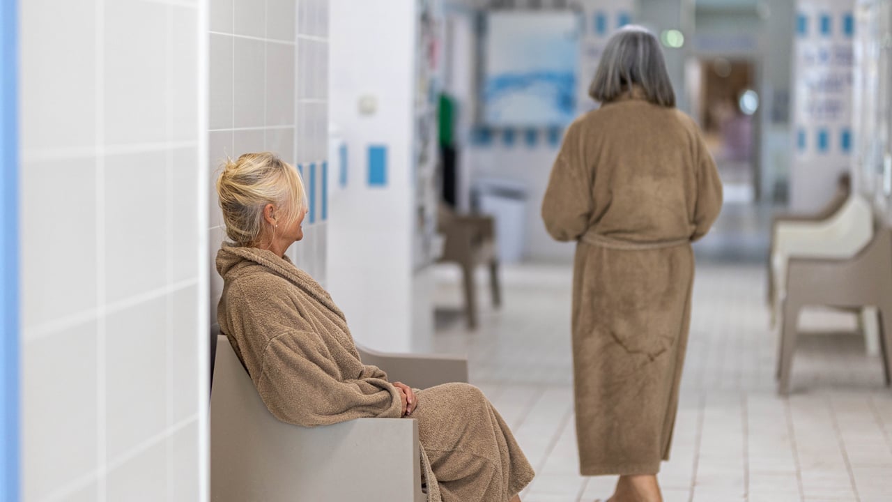 Curistes dans le couloir des thermes de Salies-de-Bearn