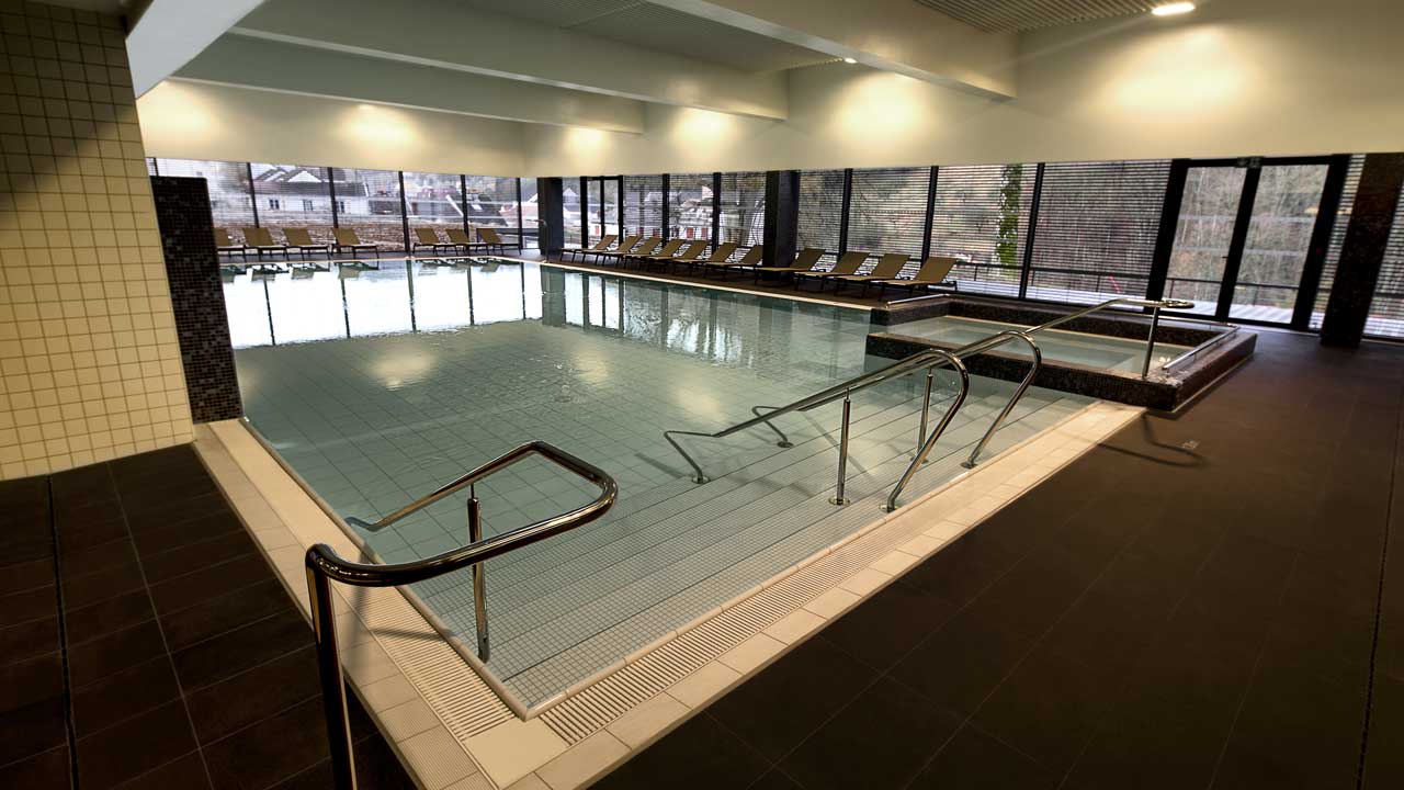 Piscine intérieure des thermes de Salins-les-Bains