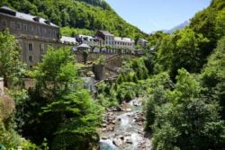 Vue sur la vallée à la station Eaux Chaudes