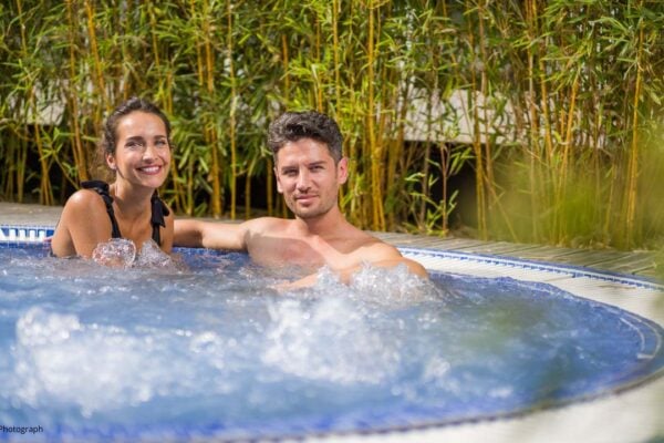 Couple dans le jaccuzzi des thermes de Vittel