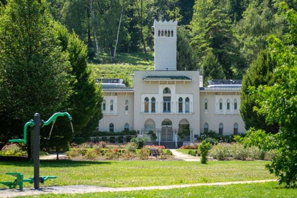 Façade extérieure des thermes de La Léchère-les-Bains
