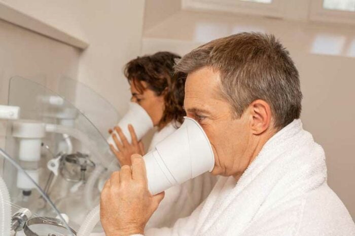 Homme et femme en soins avec respirateur voies respiratoires lors d'une cure thermale ORL à Luz Saint Sauveur