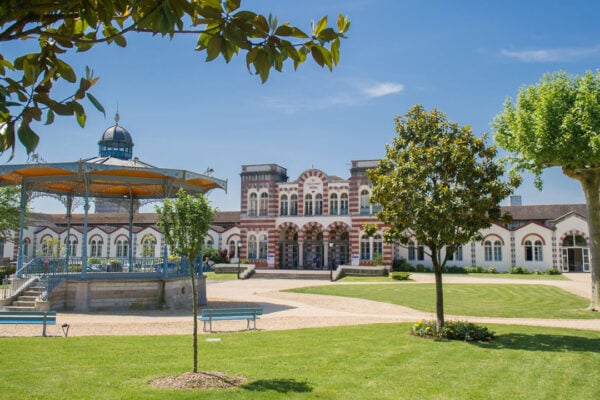Façade extérieure des thermes de Salies-de-Bearn